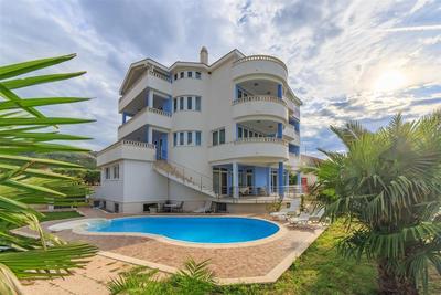 Apartmánový dům s bazénem nedaleko moře, Trogir, Chorvatsko