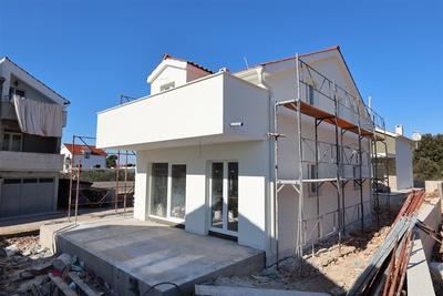 Nový moderní dům se zahradou nedaleko moře, Brodarica, Chorvatsko