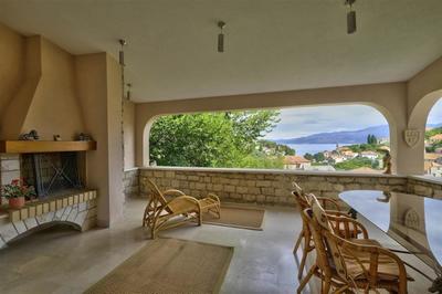 Dva pěkné domy se zahradou a výhledem na moře, Brač, Chorvatsko