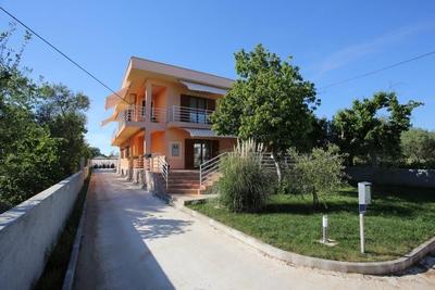Apartmánový dům se zahradou a blízko moře, Sukošan, Chorvatsko
