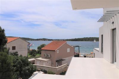 Nový apartmán s terasou v 1. řadě u moře, Srima, Chorvatsko