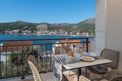 Luxusní apartmánový dům ve 2. řadě u moře, Seget, Chorvatsko