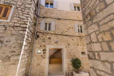 Renovovaný kamenný řadový dům blízko moře, Trogir Chorvatsko