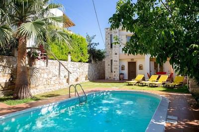 Tři hezké vily s bazény obklopené zelení, Kréta, Řecko