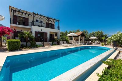 Moderní vila s bazénem a výhledem na moře, Kréta, Řecko