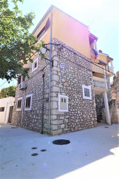 Na prodej řadový kamenný dům jen 70 m od moře, Krapanj, Chorvatsko