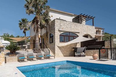 Na prodej elegantní dům s bazénem v klidném okolí, Kréta, Řecko