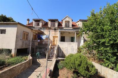 Prodej: řadový kamenný dům se zahradou 120 m od moře, Prvic,Chorvatsko