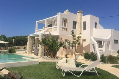 Na prodej moderní vila s velkou zahradou a bazénem, Kréta, Řecko