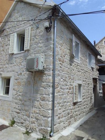 Na prodej renovovaný kamenný dům 85 m od moře, Kaštela, Chorvatsko