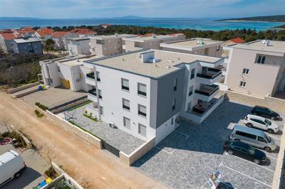 Prodej: nový apartmán s předzahrádkou 100 m od moře, Pag, Chorvatsko