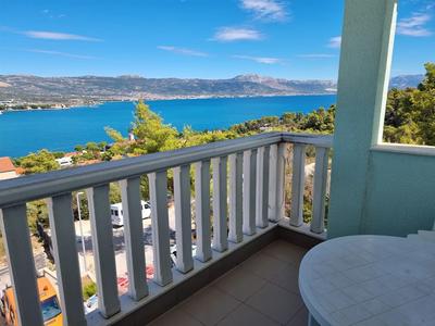 Na prodej apartmán s výhledem na moře, Trogir, Chorvatsko