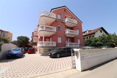 Na prodej apartmán s 3 ložnicemi a předzahrádkou, Vodice, Chorvatsko