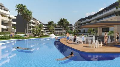 Na prodej apartmán se zahrádkou a terasou, Alicante, Španělsko