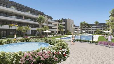 Na prodej atraktivní apartmán s předzahrádkou, Alicante, Španělsko