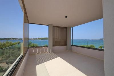 Na prodej dvoupodlažní apartmán přímo u moře, Srima, Chorvatsko