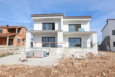 Na prodej nový apartmán se zahrádkou a terasou, Vodice, Chorvatsko