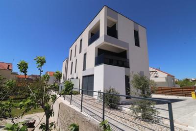 Na prodej nový moderní apartmán s terasou, Brodarica, Chorvatsko
