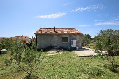 Na prodej přízemní domek k rekonstrukci, Vodice, Chorvatsko