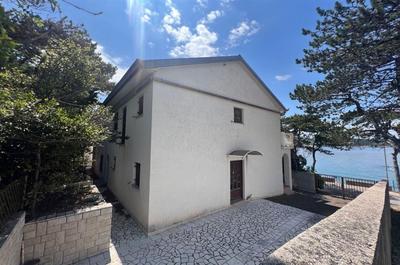 Na prodej atraktivní rodinný dům v 1. řadě od moře, Krk, Chorvatsko