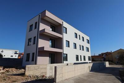 Na prodej nový apartmán se střešní terasou, Brodarica, Chorvatsko