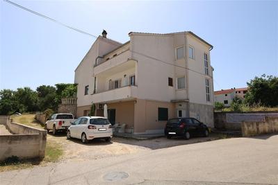 Na prodej třípodlažní dům se 3 bytovými jednotkami, Vodice, Chorvatsko