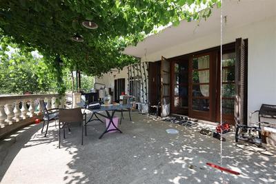 Na prodej třípodlažní dům se 3 bytovými jednotkami, Vodice, Chorvatsko