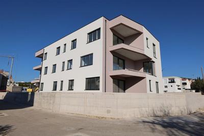 Na prodej nový moderní apartmán poblíž moře, Brodarica, Chorvatsko