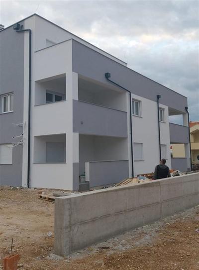 Na prodej nový apartmán s předzahrádkou, Povljana, Chorvatsko