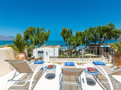 Na prodej krásná vila s bazénem přímo u pláže, Kréta, Řecko