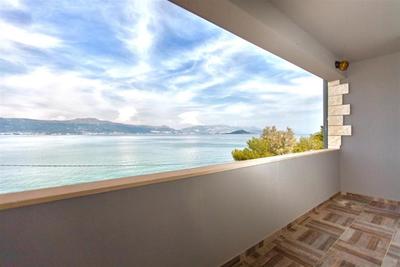Na prodej dům se 3 apartmány v 1. řadě od moře, Trogir, Chorvatsko