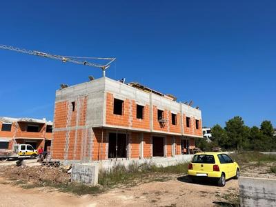 Na prodej dvoupodlažní apartmán s předzahrádkou, Vodice, Chorvatsko