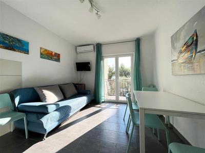 Na prodej slunný apartmán v 1. řadě od moře, Tučepi, Chorvatsko