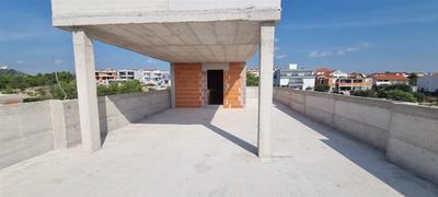 Na prodej dvoupodlažní apartmán se střešní terasou, Vodice, Chorvatsko