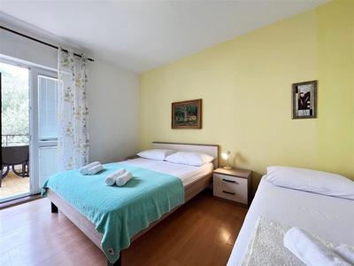 Na prodej apartmán se zahrádkou v 1. řadě od moře, Tučepi, Chorvatsko