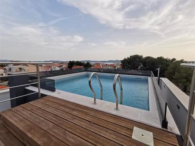 Na prodej apartmán se střešní terasou a bazénem, Zadar, Chorvatsko