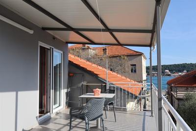 Na prodej dům se 3 apartmány kousek od moře, Tisno, Chorvatsko