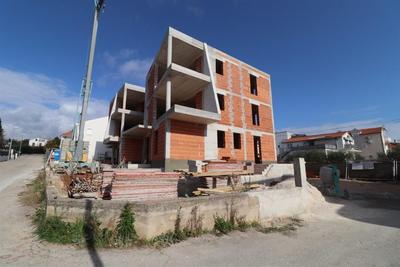 Na prodej nový apartmán s terasou a zahrádkou, Vodice, Chorvatsko