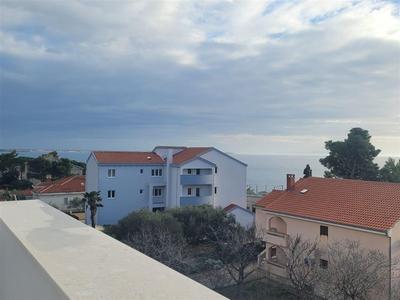Na prodej apartmán se střešní terasou kousek od moře, Vir, Chorvatsko