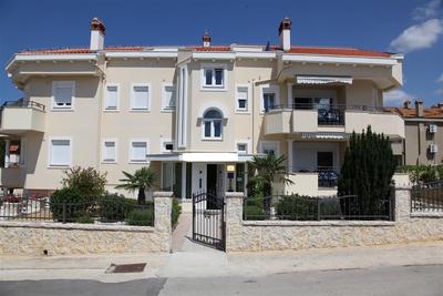 Na prodej vila se 7 apartmány blízko moře, Zadar, Chorvatsko