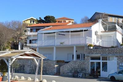 Na prodej dům se 4 apartmány v 1. řadě od moře, Maslenica, Chorvatsko