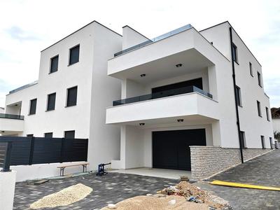 Na prodej nový apartmán s terasou a předzahrádkou, Murter, Chorvatsko