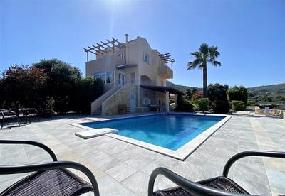 Na prodej atraktivní vila s bazénem a zahradou, Kréta, Řecko