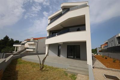 Na prodej nový apartmán s terasou a zahradou, Vodice, Chorvatsko