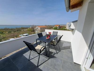 Na prodej apartmán s terasou a výhledem na moře, Maslenica, Chorvatsko