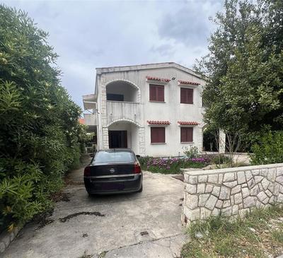 Na prodej polovina domu se 3 apartmány, Povljana, Chorvatsko