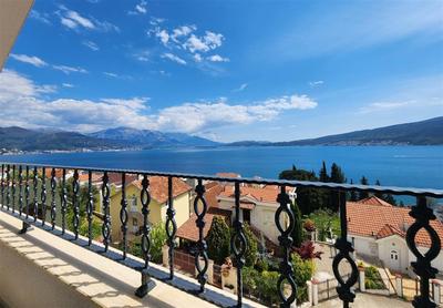 Na prodej dvoupodlažní apartmán s výhledem na moře, Bijela, Černá Hora
