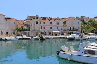Na prodej kamenný dům s 3 apartmány přímo u moře, Trogir, Chorvatsko