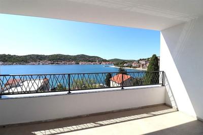 Na prodej dvoupodlažní apartmán s předzahrádkou, Tisno, Chorvatsko