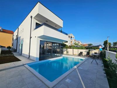 Na prodej nová dvoupodlažní vila s bazénem, Vrsi, Chorvatsko